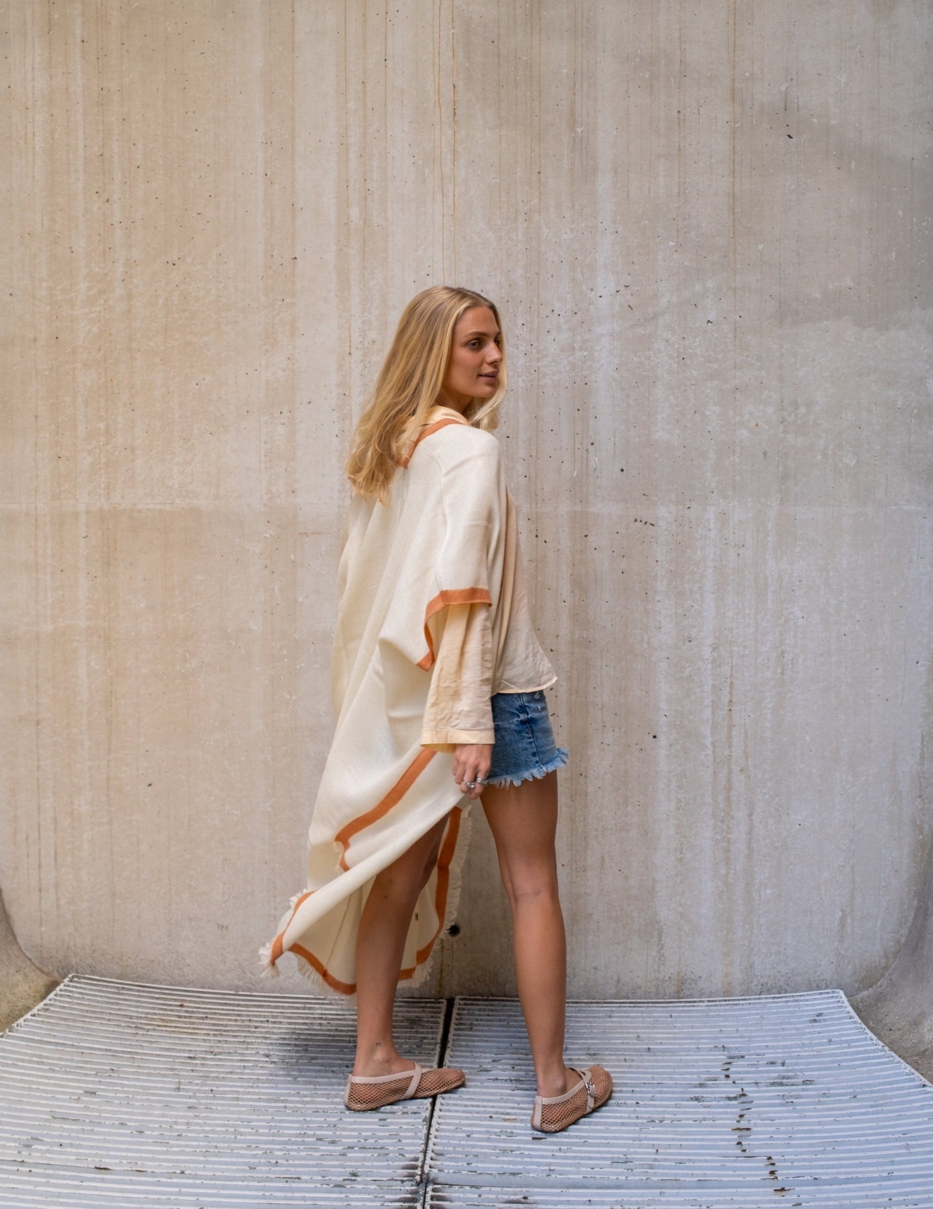 Fine Tunic Bia, Bord Camel