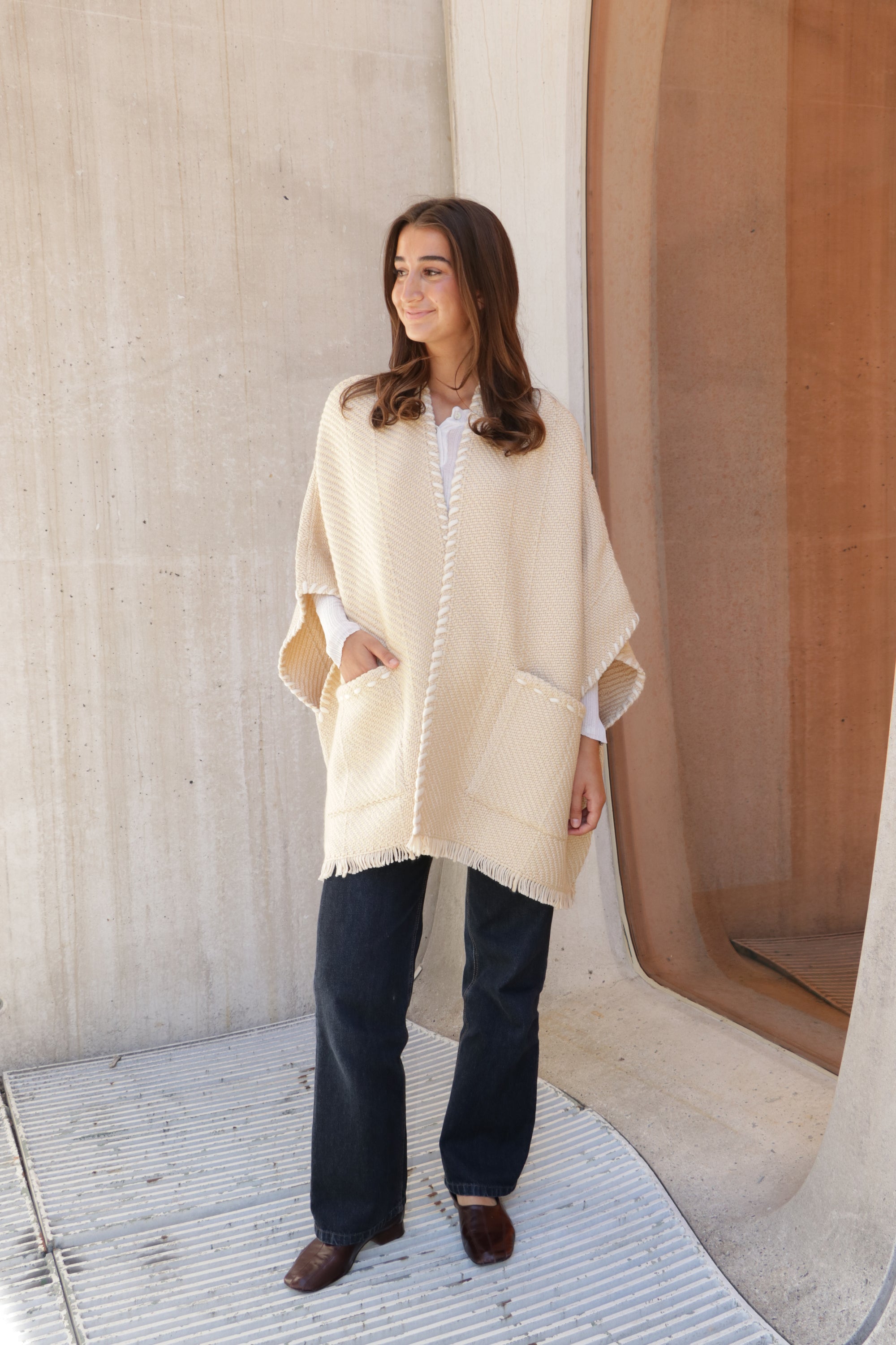 Lose Cardigan with Pockets Billy - Almond Latte with Ivoire Whipstitch